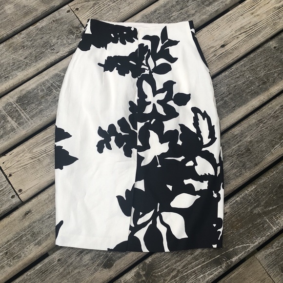 Elie Tahari 2piece Skirt and Jacket Suit - Picture 3 of 12